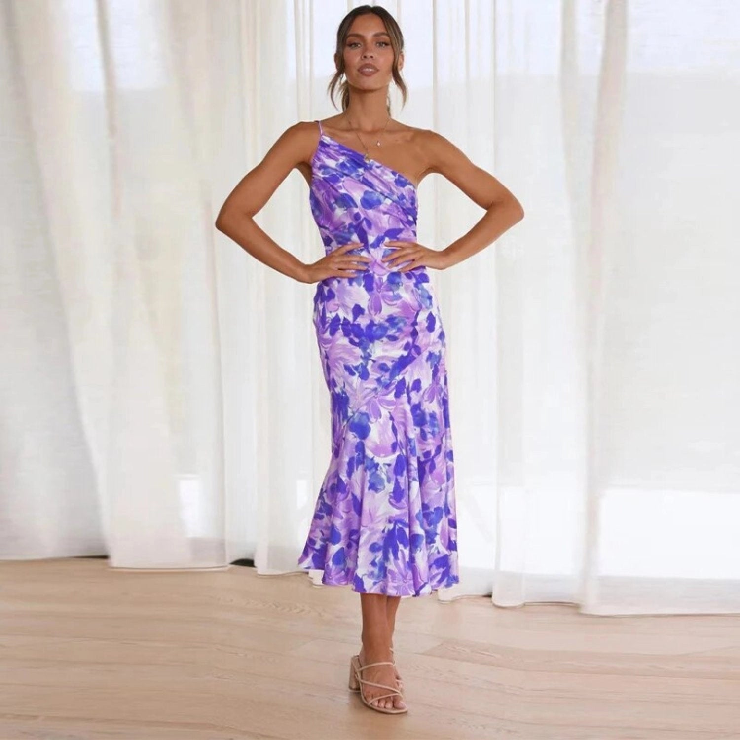 Felicia – Rochie Maxi Asimetrică cu Model Floral Delicat