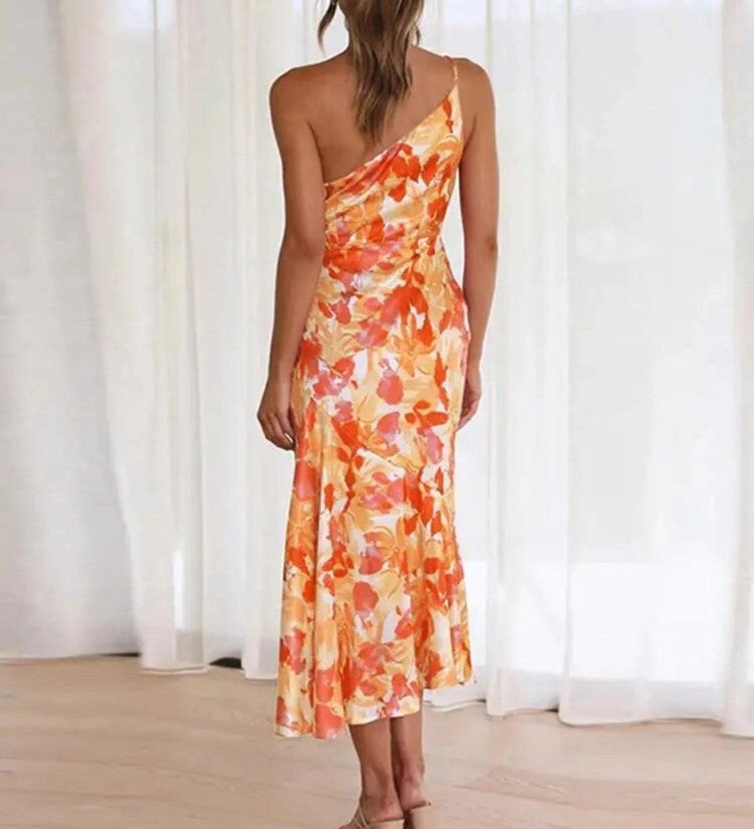 Felicia – Rochie Maxi Asimetrică cu Model Floral Delicat