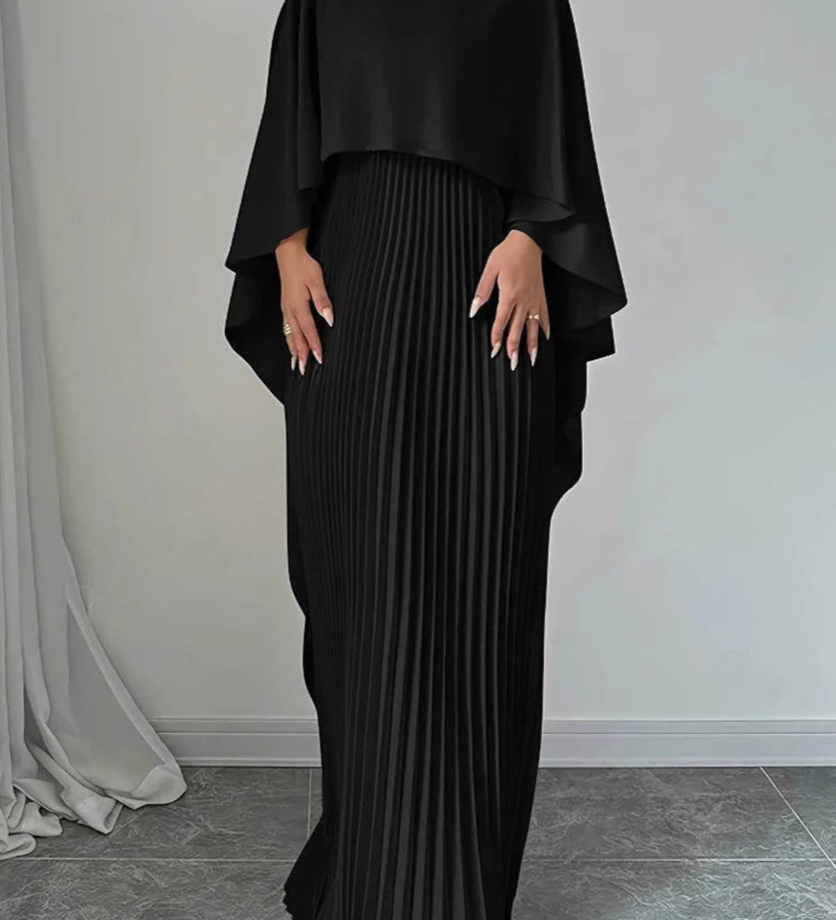 Amalia – Rochie Maxi Plisată cu Mâneci Tip Batwing