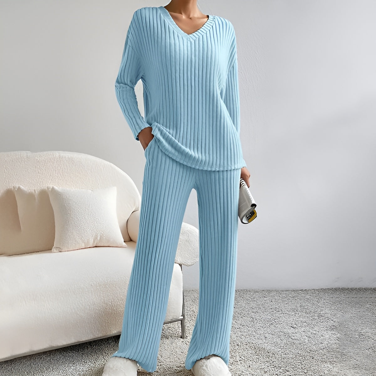 Wilma – Set Tricotat Doi Piese Pulover V și Pantaloni Confortabili