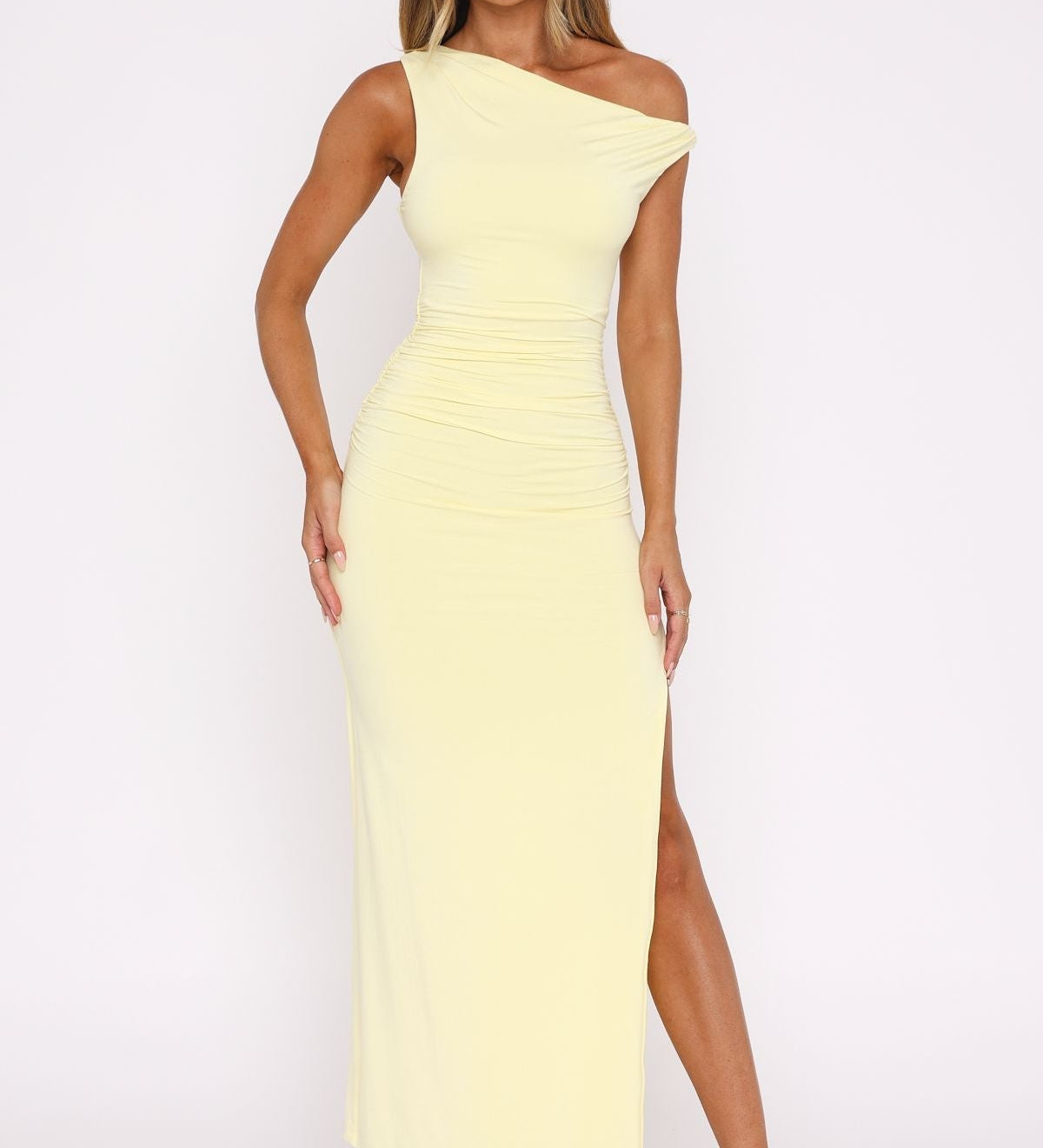 Anamaria – Rochie Maxi cu Fante Asimetrice Îndrăznețe